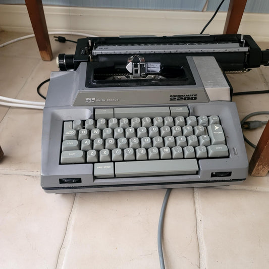VINTAGE ROYAL TYPEWRITER